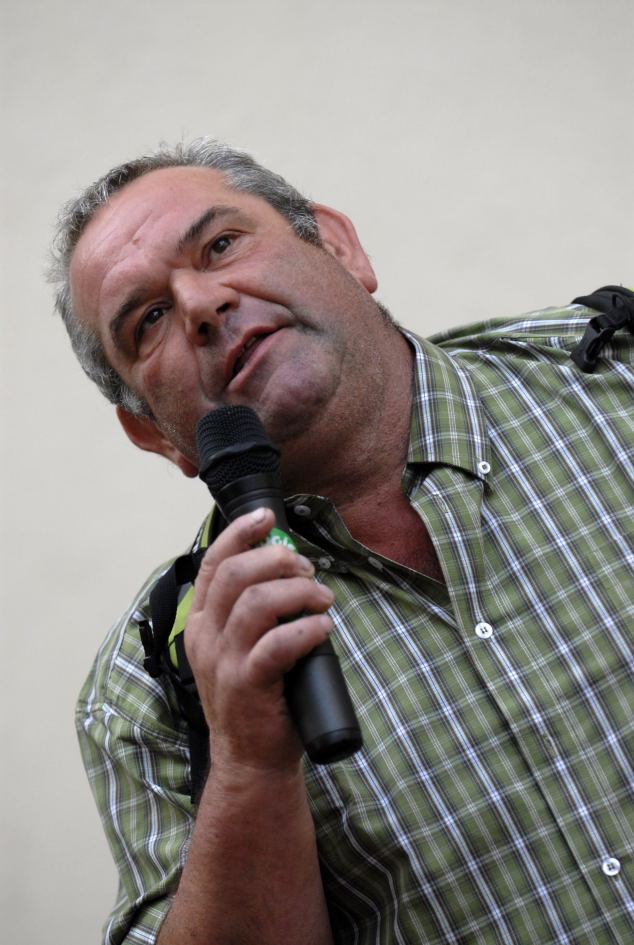 photo de Gérard Goepp intervenant en soutien lors du procès des Faucheurs de la vigne OGM de l'INRA Colmar