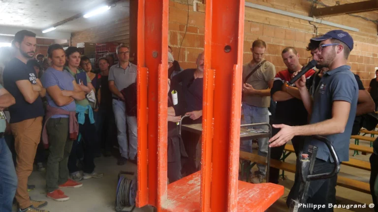 phot de Matthieu détaillant les avantages de son basculeur aux collègue venus à la journée technique 2019