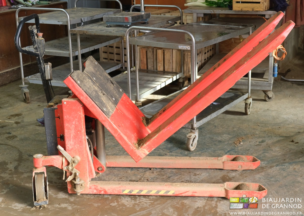 photo du basculeur vide en position semi levée