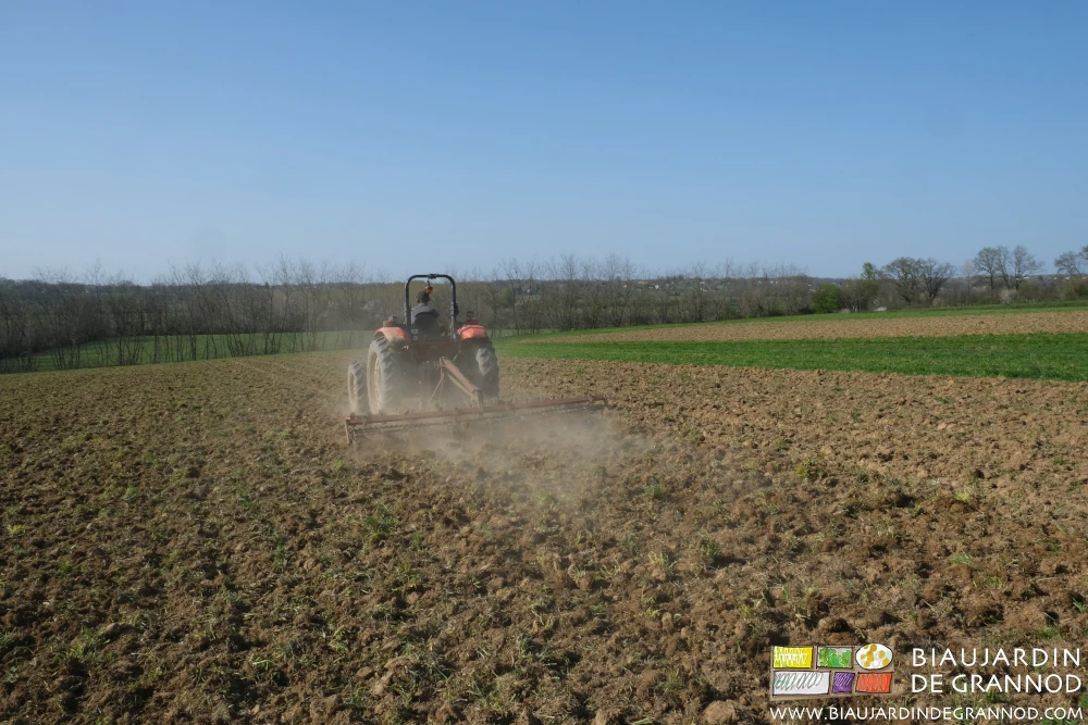 photo du premier passage de vibroculteur pour reprendre le déchaumage du terrain