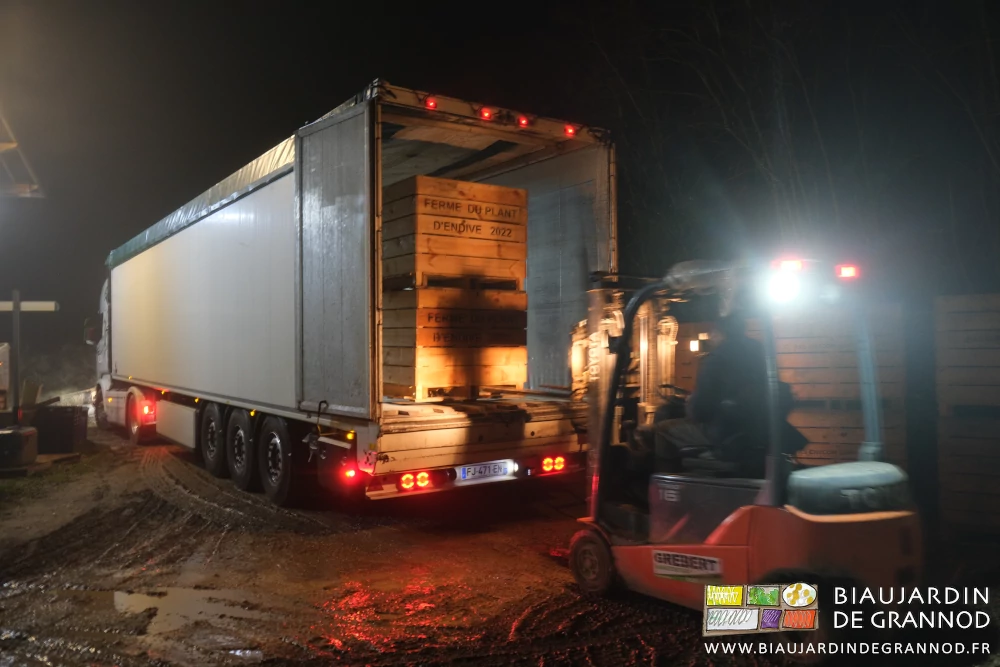 photo du déchargement nocturne en cours