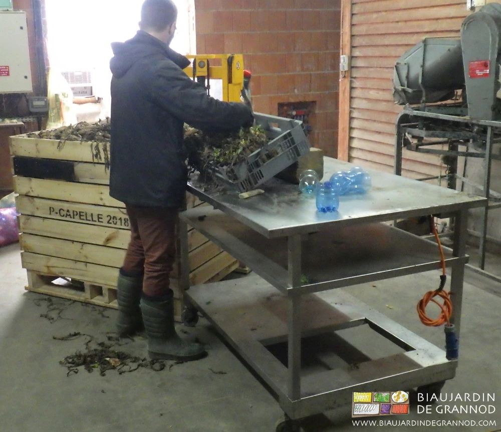 photo de Matthieu au travail à bonne hauteur sur une table inox à roulettes