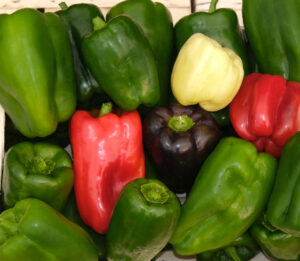 photo de caisse bois et poivrons vert, rouge, noir, blanc