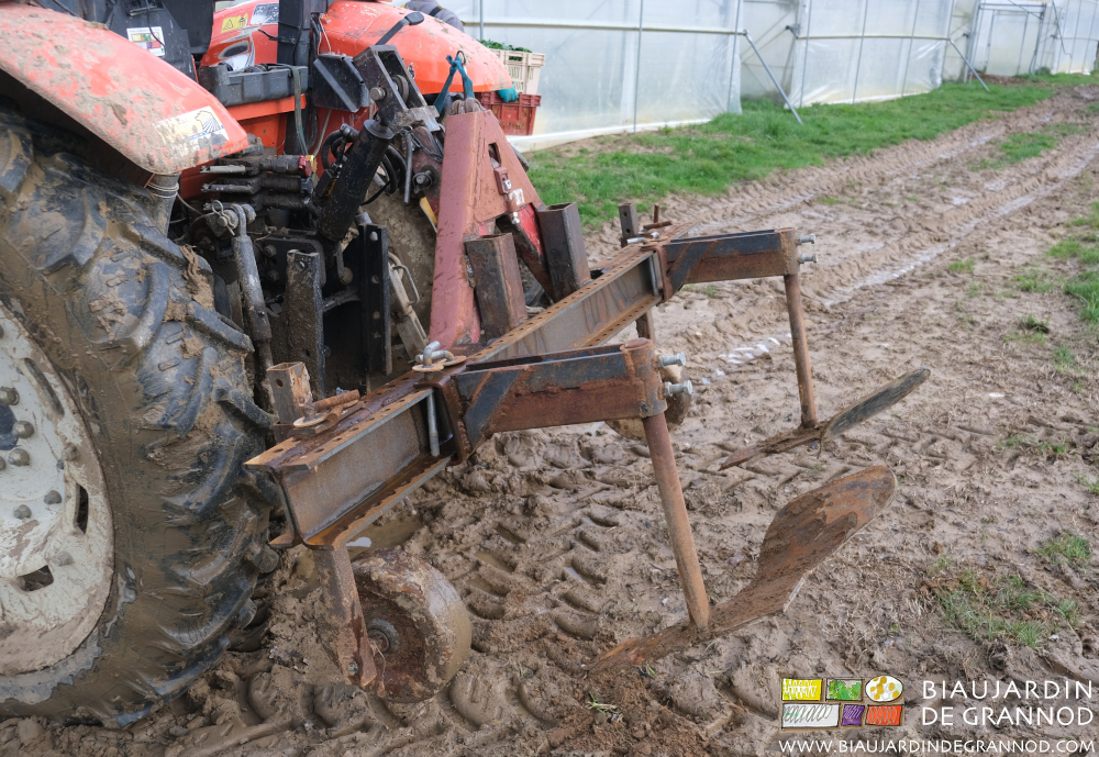 photo de la barre porte outil montée avec les socs de soulevage pour récupérer le film noir