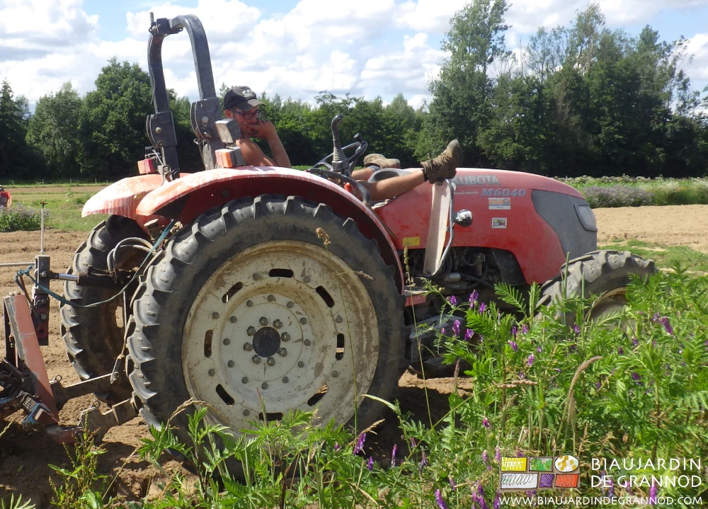 photo de Matthieu au volant et une jambe tendue sur la protection avant