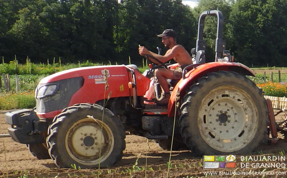 photo de Matthieu à la conduite du tracteur et échangeant par sms avec ses collègues