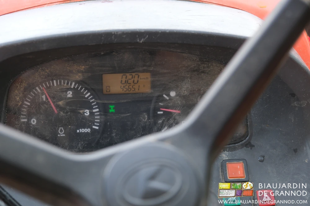 photo du tableau de bord du tracteur indiquant une vitesse de 200 mètres à l'heure