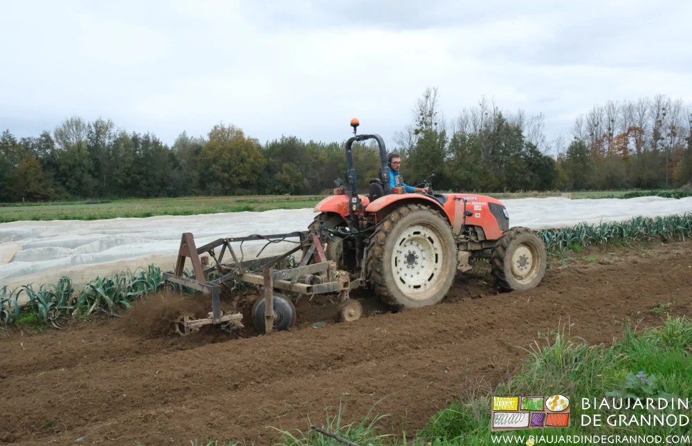 photo de reprise au cultibutte avec rouleau double vibro après récolte de planches