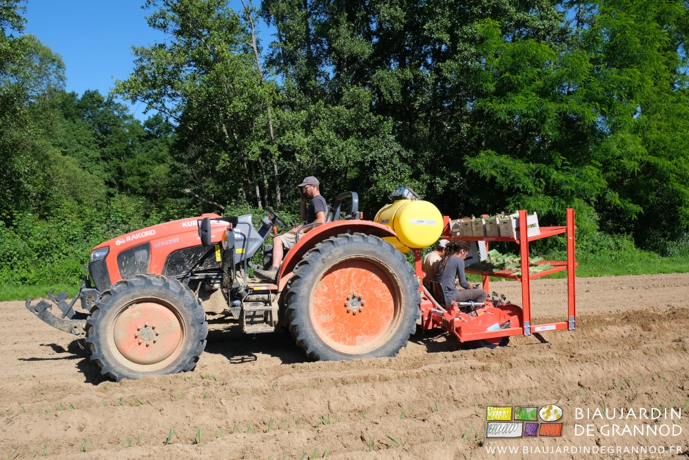 photo de l'ensemble tracteur et planteuse avec 3 Biaux Jardiniers au travail