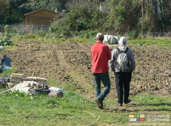 photo de Yves Guélou guidant les Biaux jardiniers lors de la visite de son jardin riche de bio-diversité cultivée