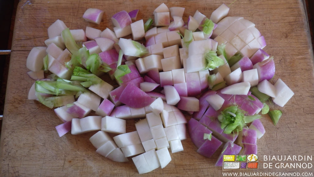 photo de navet juste brossé, base des fanes préservée, coupé en petits cubes avant cuisson rapide