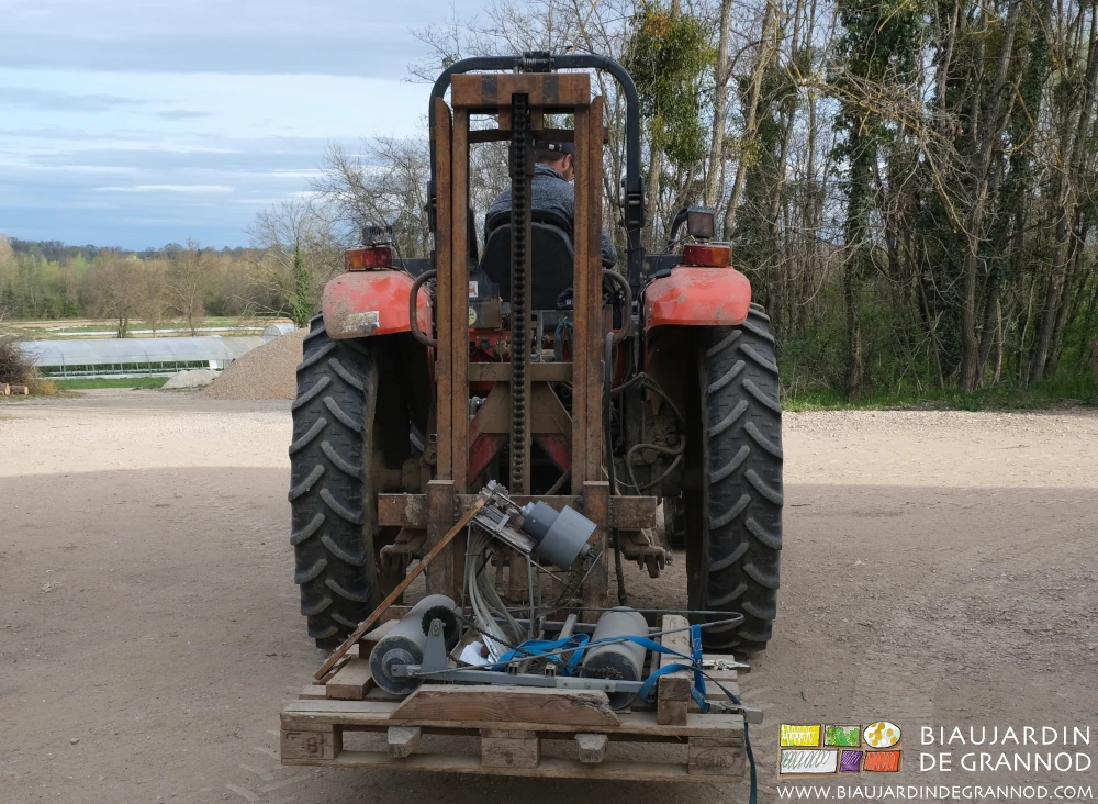 photo de la palette rangement du semoir Pourey portée sur le mât lève-palette du tracteur