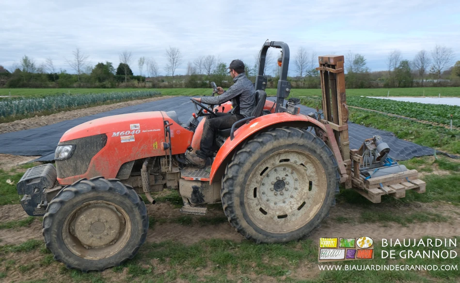 Photo de Matthieu au tracteur qui va ranger le semoir Pourey fixé sur sa palette
