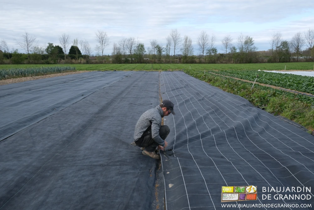 Photo de Matthieu qui repose de l’occultation après le semis pour parachever son action