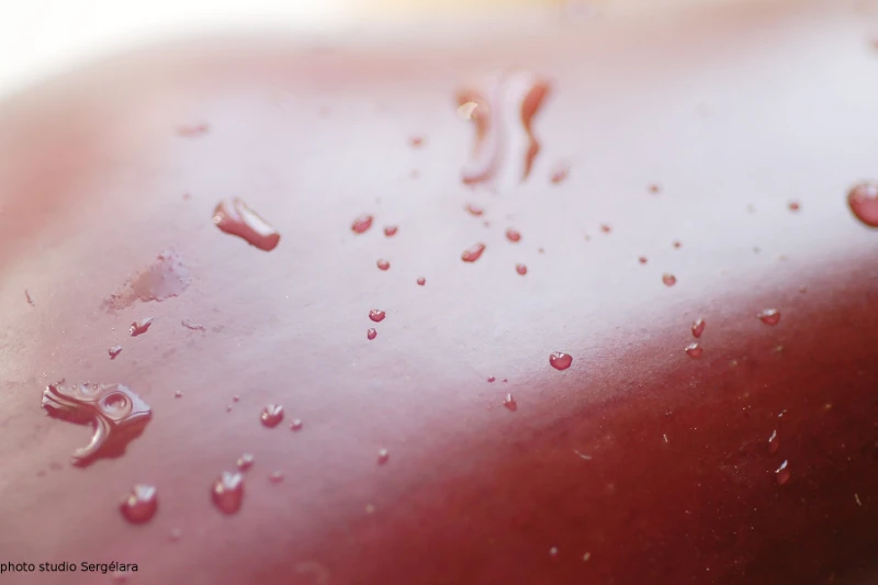 photo proche de la peau d'une aubergine lavée par Serge Mang