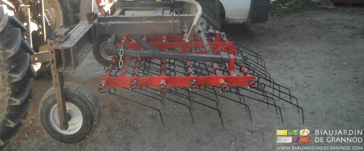 photo détaillée de la herse étrille mono-planche combinée à la barre porte outil