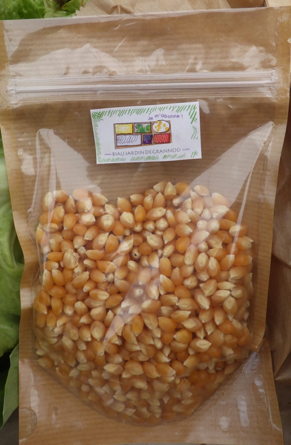 photo d'un sac de maïs pop-corn prêt à cuire