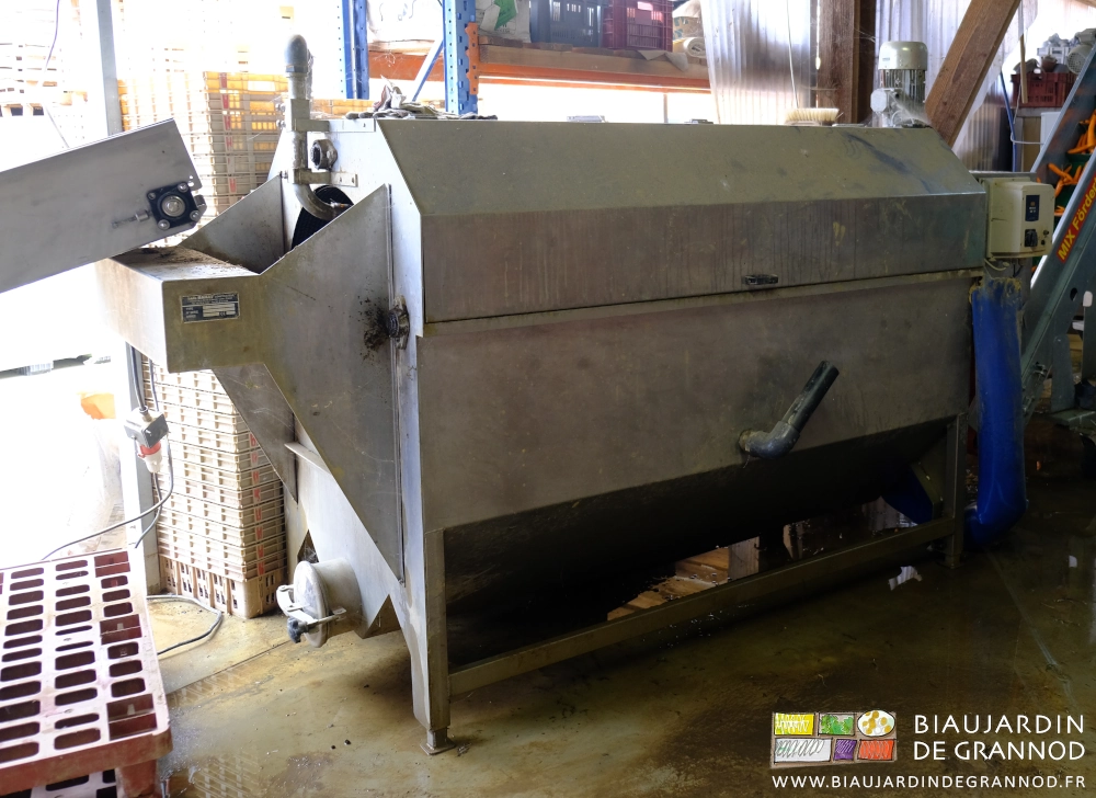 photo de la laveuse à tambour dans la partie lavage de notre bâtiment bioclimatique