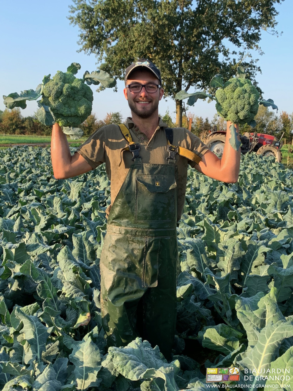 Photo de Matthieu très heureux d’une belle récolte de brocoli