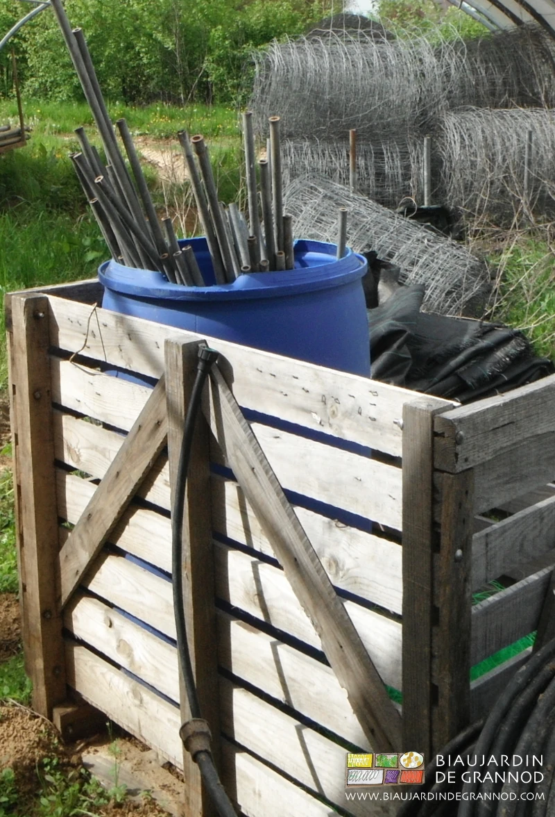 photo de grillages et piquets rangés sous abri en attente d’utilisation aux pois