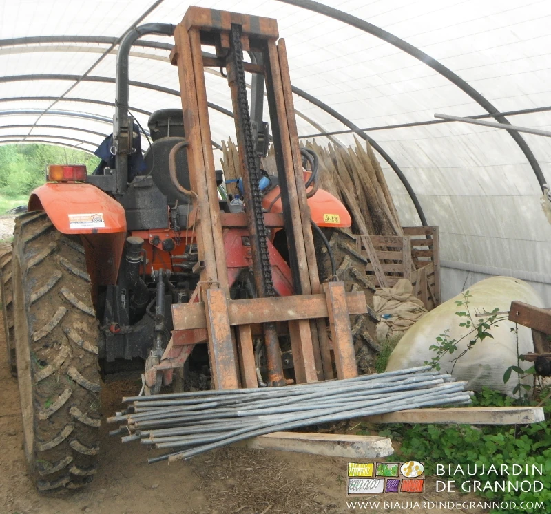 Photo du mât lève palette pour que le tracteur transporte sans peine piquets et accessoires