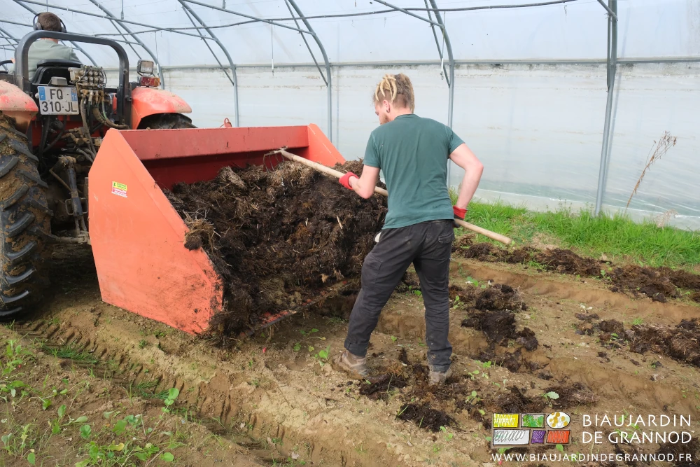 photo de Valentin qui tire au croc le fumier chargé par Matthieu dans la bennette