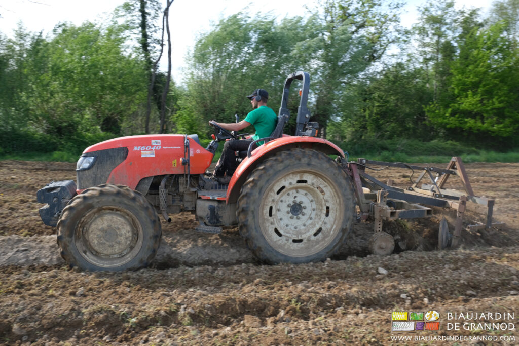 photo de Matthieu au travail avec le cultibutte et son rouleau bogie double vibro