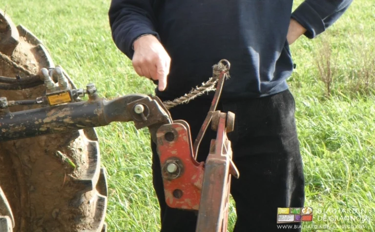 photo de Pascal Pigneret montrant Sa bascule mise en place au siècle dernier avec les triangles sur sa ferme