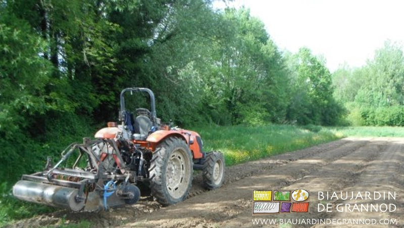 photo du vibroplanche avec rouleau plein et dents droites pour faux semis avant engrais vert.