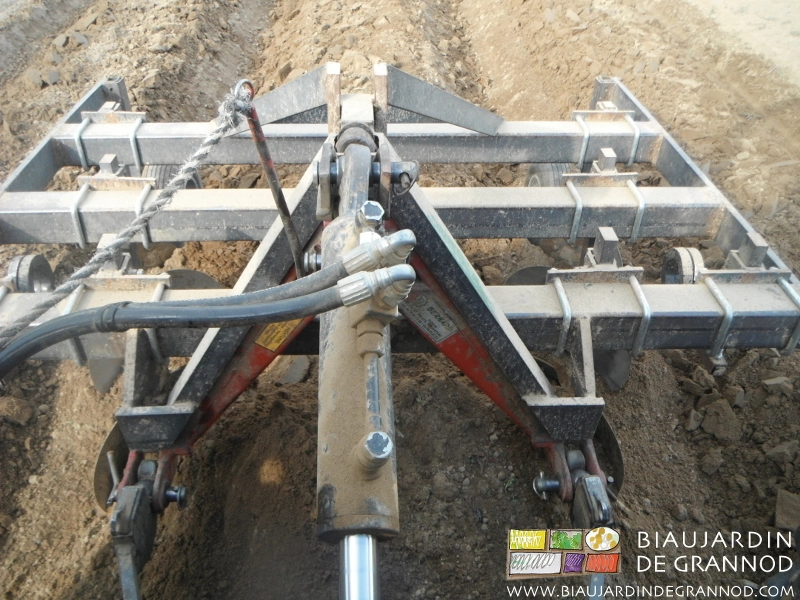 photo de butteuse et ses 3 paires de disques, avec ou sans un buttoir central