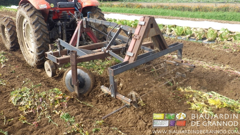 photo d’incorporation de résidus de culture par le double rouleau de vibro arrière