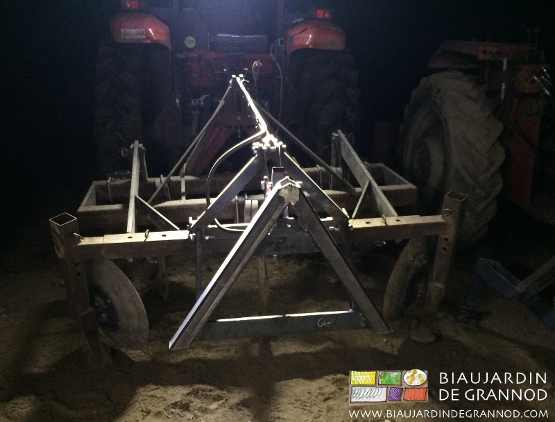 photo d’amélioration : un triangle d'attelage arrière pour changer d’outil de finition