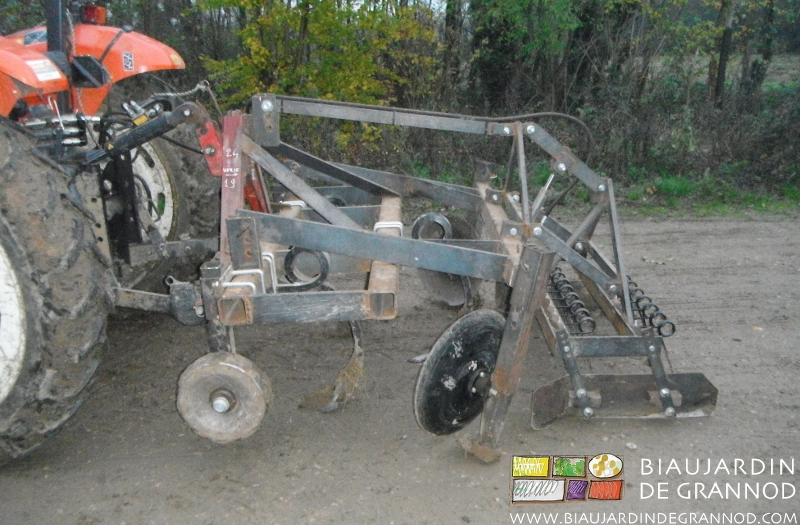 photo du premier cultibutte en carré de 100 avec chassis arrière de herse