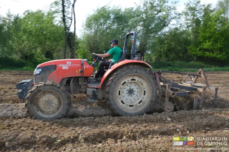 photo de Matthieu travaillant avec le cultibutte en reprise de planche buttée