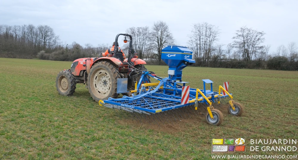 photo de hersage grande largeur avec l'étrilleTtrefler dans une culture de céréale à plat