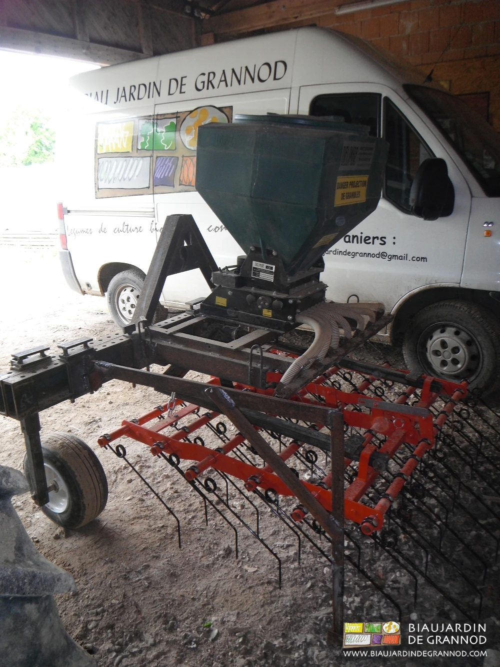 photo du semoir monté sur une barre porte outil équipée de herse étrille