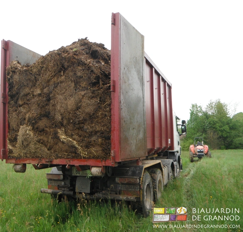 photo de la livraison du fumier la benne portes ouvertes