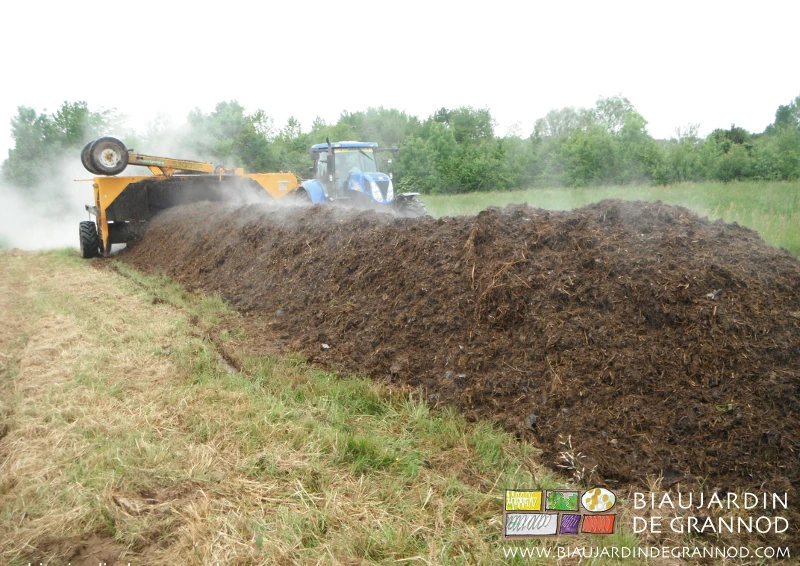 vue d'ensemble du tas allongé que le retourneur commence à re-émietter
