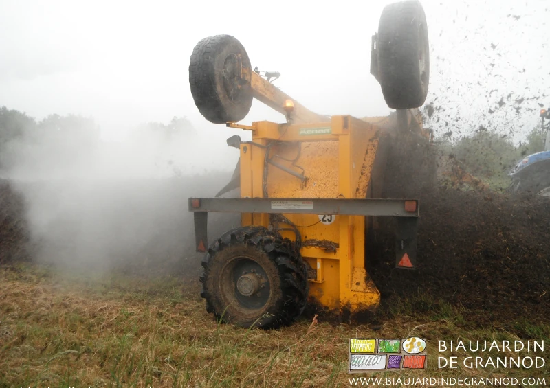 photo du retourneur qui émiette le fumier et le projette à l'arrière en petits morceaux aérés
