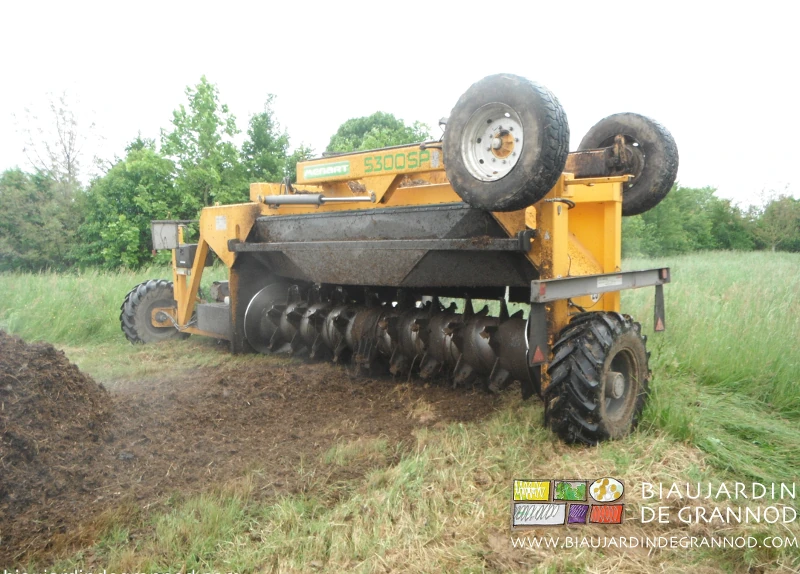 photo du tracteur qui se remet dans l’axe du retourneur