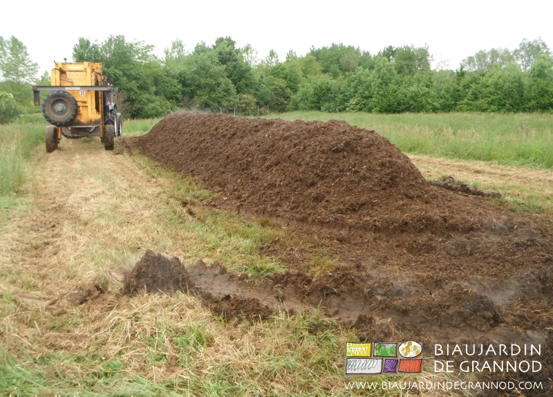 photo du tas de compost aéré et régulier et de l'attelage mécanique qui quitte notre pré
