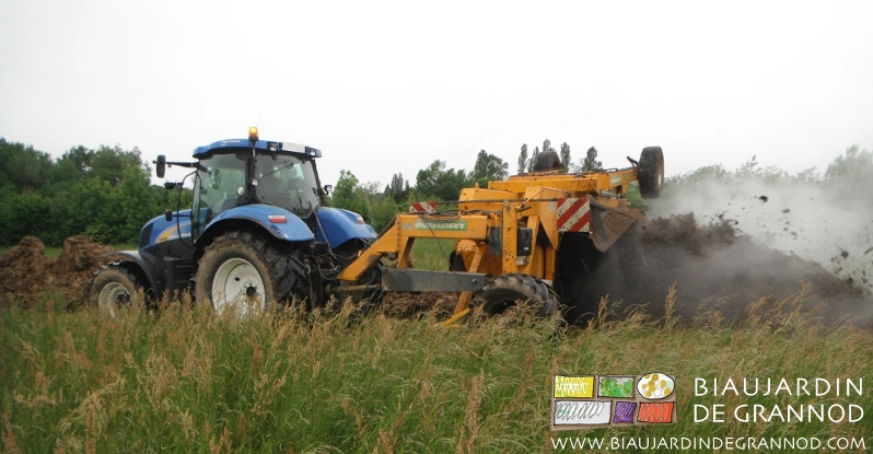 photo du tracteur entraînant le retourneur qui aère la tas