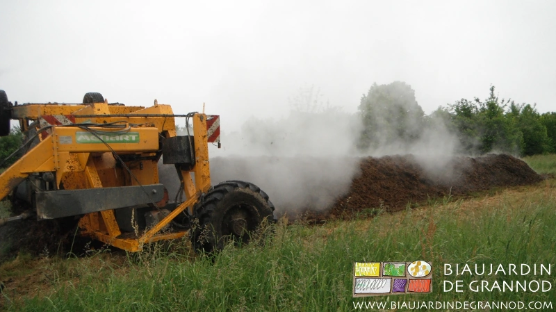 photo du premier passage du retourneur qui homogénéise le tas et régularise sa forme
