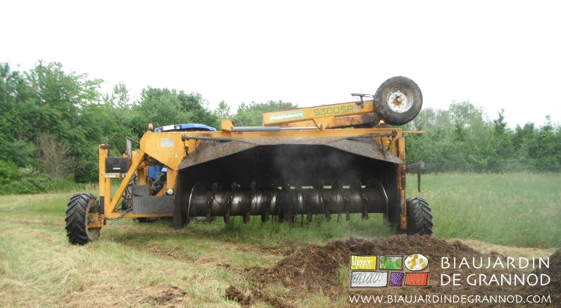 photo de manœuvre en bout de tas qui laisse voir le rotor avant un deuxième passage, de finition