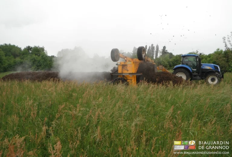 photo du retourneur de la Cuma compost 71 qui émiette et aère le tas de fumier
