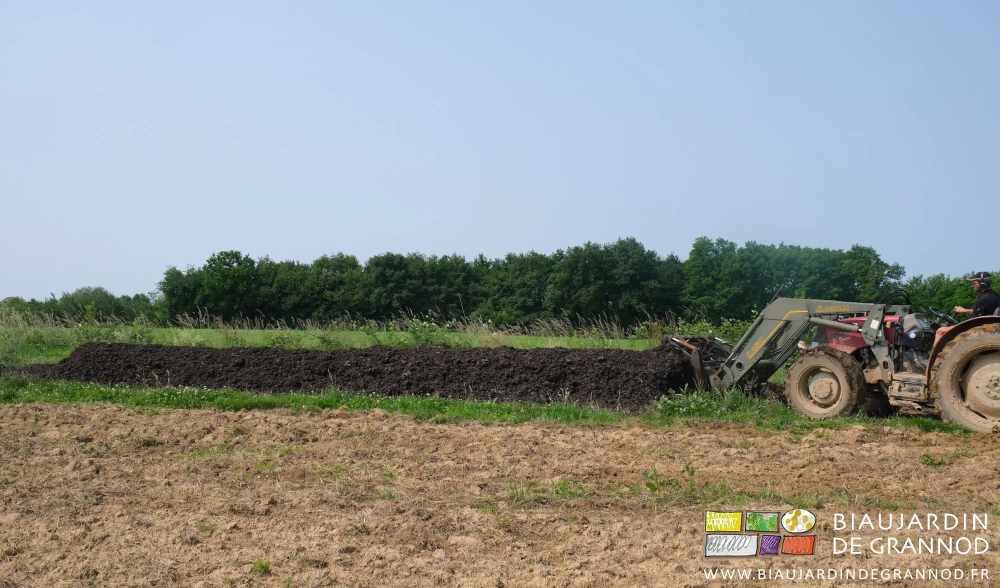 photo du tracteur au bout du tas prenant du fumier avec sa fourche