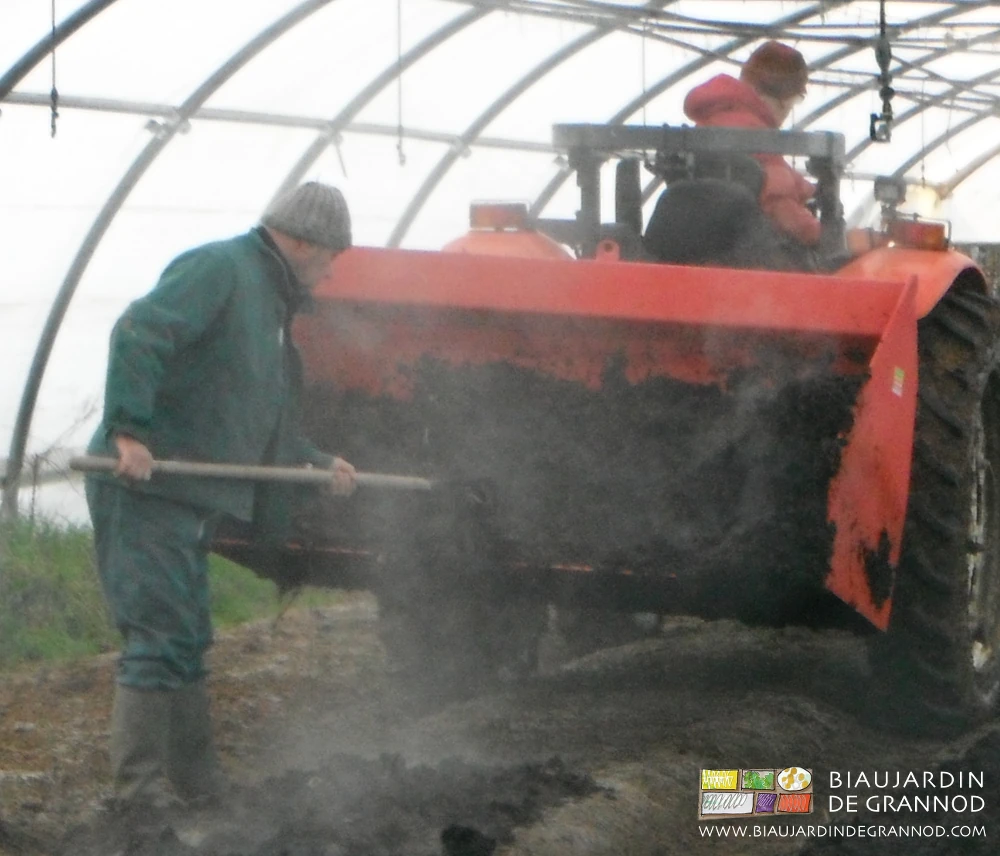 photo d'épandage manuel de fumier chargé et transporté par la bennette du tracteur