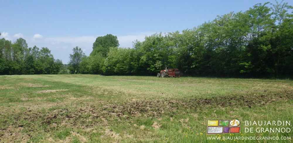 photo d'épandage en largeur sur nos prairies permanentes