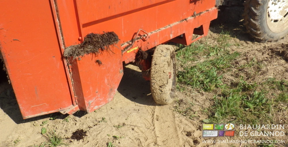 photo de l'essieu directionnel de l'épandeur à fumier