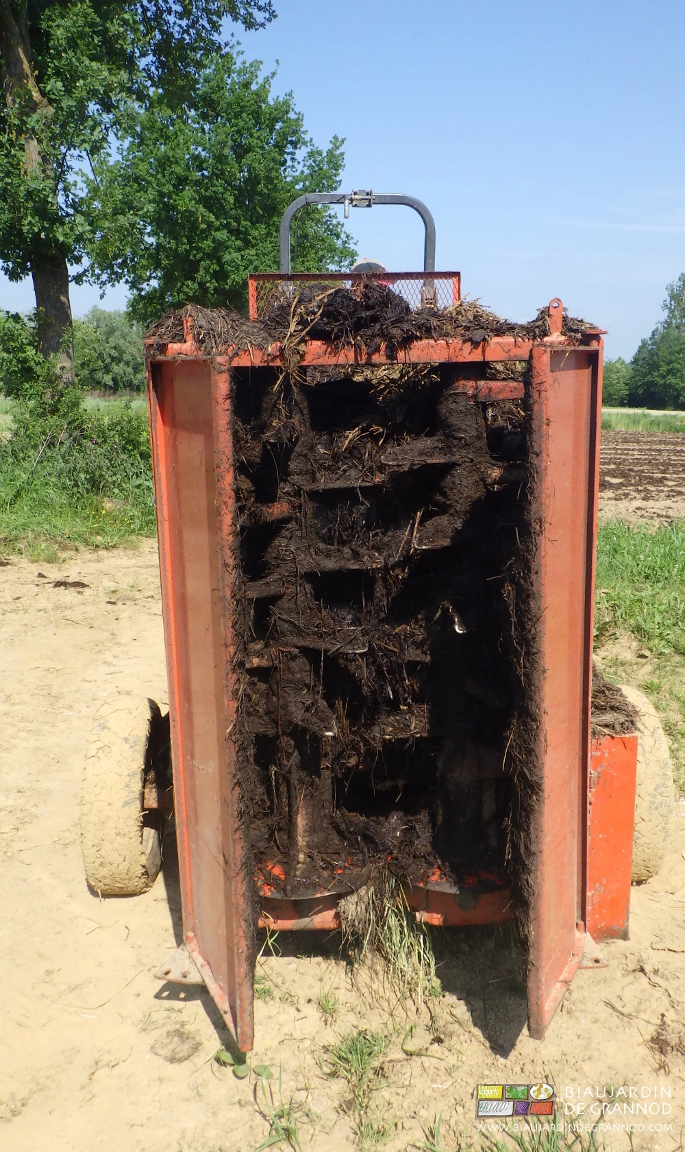 photo des hérissons verticaux qui assurent l'épandage et des volets qui le règlent